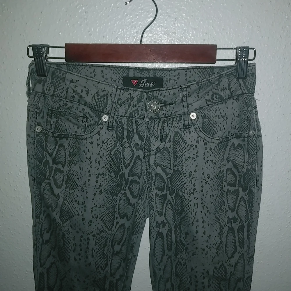 Guess 27x29 Snake Reptile Pattern Gray Cotton Skinny Pants - Picture 7 of 11